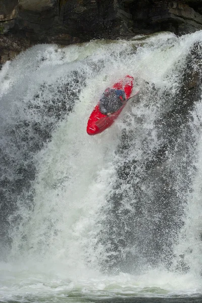 Kayaker w wodospad — Zdjęcie stockowe