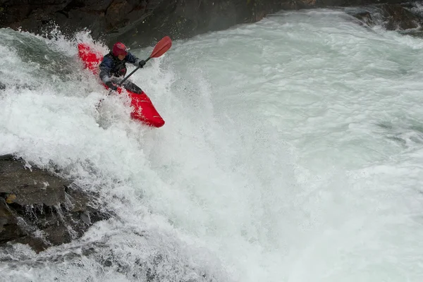 Kayaker у водоспаді — стокове фото
