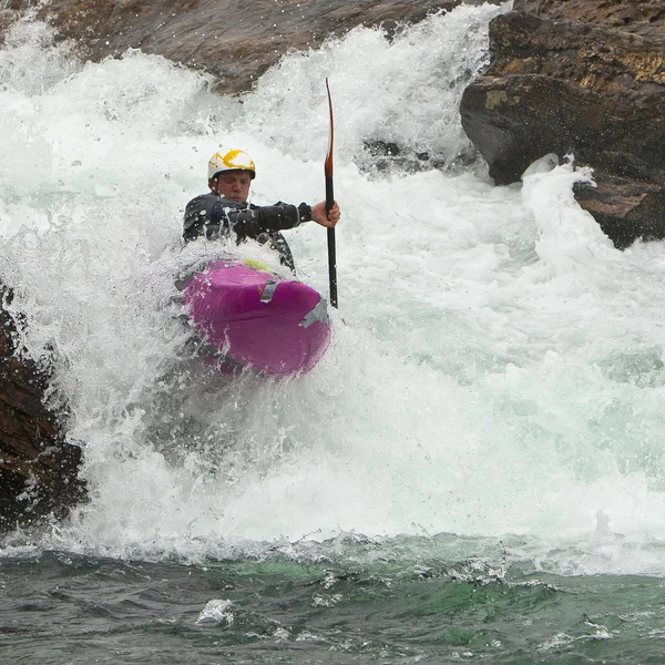 Kayaker in de waterval — Stockfoto