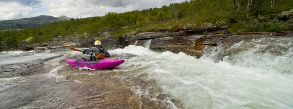 Kayaker у водоспаді — стокове фото