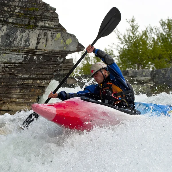 Kayaker in de waterval — Stockfoto