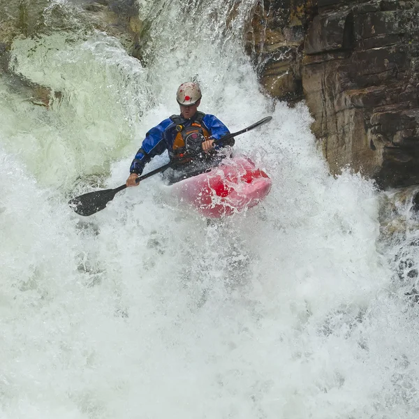 Kayaker in the waterfall — Stock Photo, Image