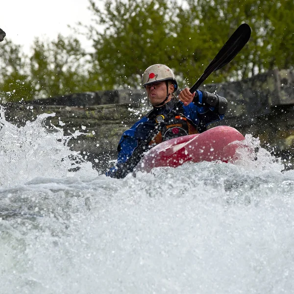 Kayaker in de waterval — Stockfoto