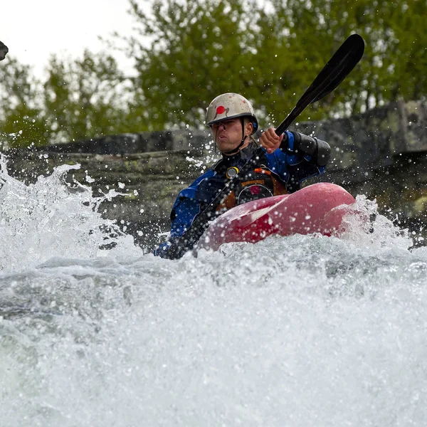 Kayaker in the waterfall — Stock Photo, Image