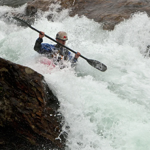 Kayaker in the waterfall — Stock Photo, Image