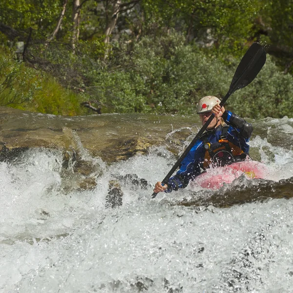 Kayaker in the waterfall — Stock Photo, Image