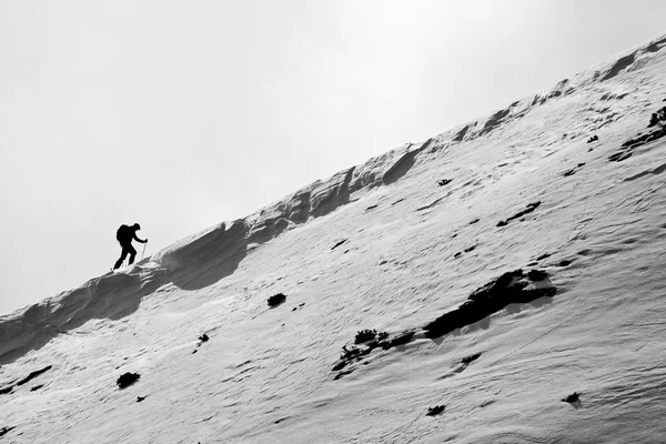 Kleine Figur des Skifahrers — Stockfoto