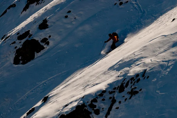 Jonge man skiën in de Kaukasus — Stockfoto