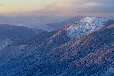 Dağ Güneş doğuyor. Şili