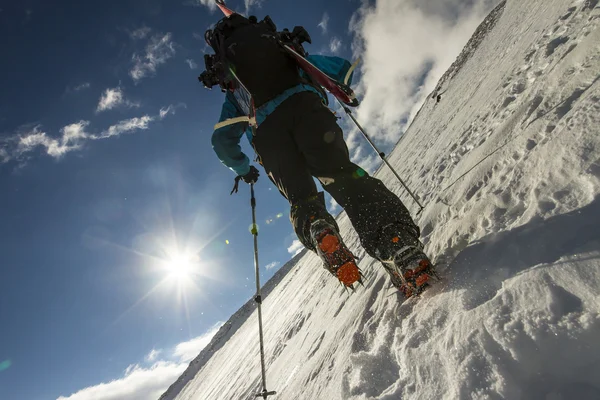 Freerider climbing a mountain — 图库照片