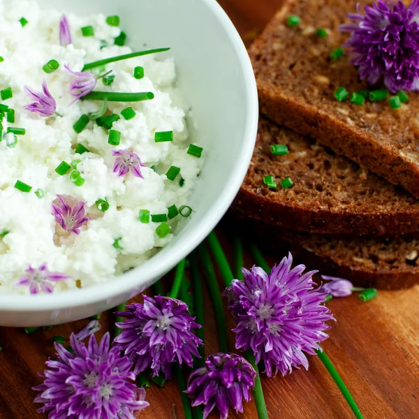 Pane con erba cipollina fresca — Foto Stock