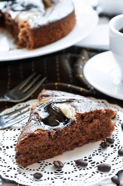 Torta fatta in casa con cioccolato — Foto Stock