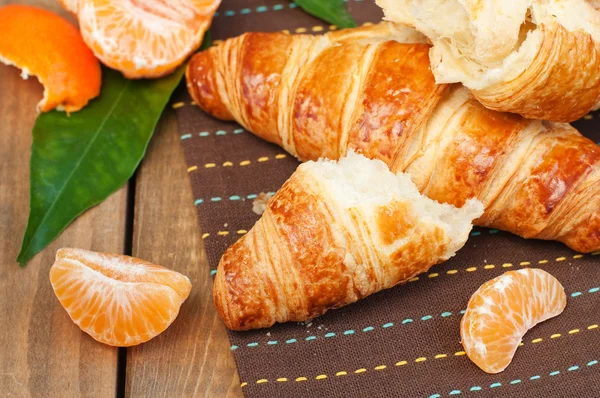 Croissant e frutta — Foto Stock