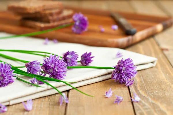 Bröd med färsk gräslök — Stockfoto