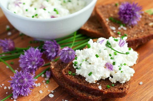 Pane con erba cipollina fresca — Foto Stock