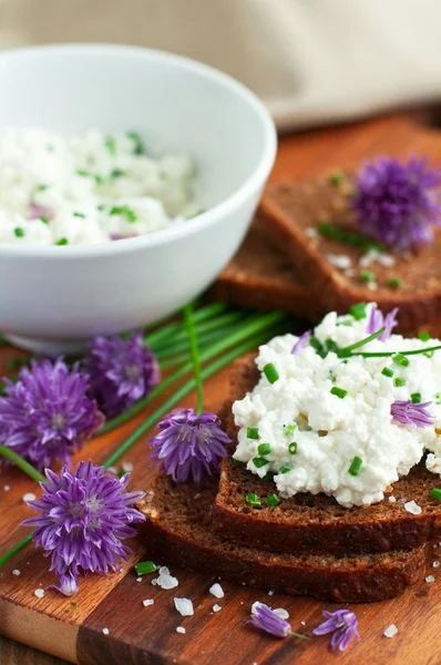 Pane con erba cipollina fresca — Foto Stock