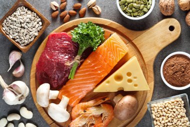 Somon, karides, sığır eti, sarı peynir, maydanoz yaprakları, mantar, kakao, balkabağı çekirdekleri, sarımsak, fasulye, badem, çam fıstığı. Üst görünüm