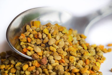 Sağlıklı arı poleni ile kaşık.