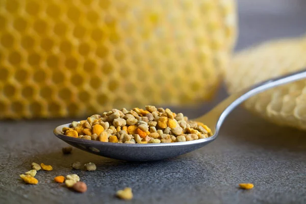 Löffel Mit Gesunden Bienenpollen lizenzfreie Stockfotos