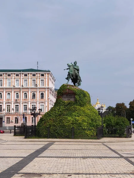 Lugares Interés Famosos Kiev Estatua Bogdan Khmelnitsky Plaza Sofiyvska Catedral — Foto de Stock