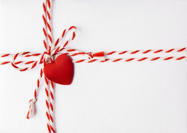 Kırmızı kalp Sevgililer günü arka plan, düğün davetiye kartı zarf ile kurdele, ip bağlı yay düğüm. Sevgi tebrik Mail kavramı
