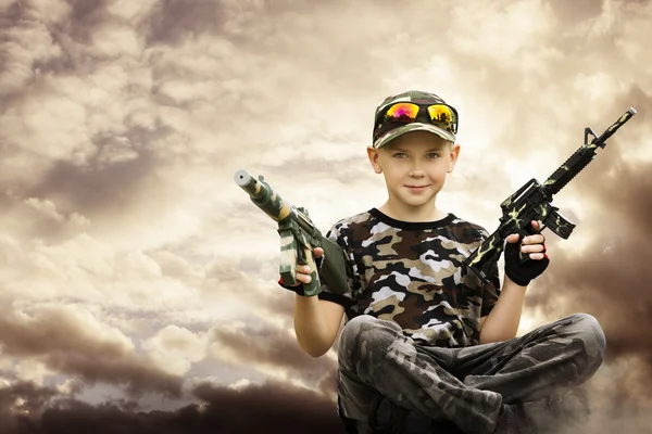 Niño niño soldado, armas de juguete, niño en camuflaje jugar ejército — Foto de Stock