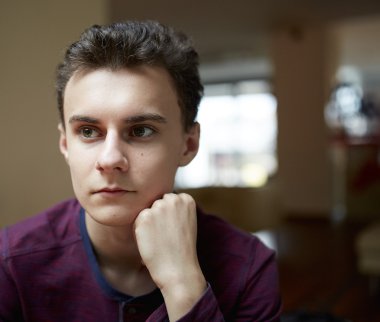 poz dalgın genç çocuk