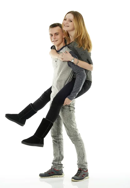 Jongen piggyback rit geven meisje — Stockfoto