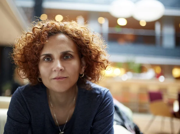 Roodharige vrouw in een restaurant poseren — Stockfoto