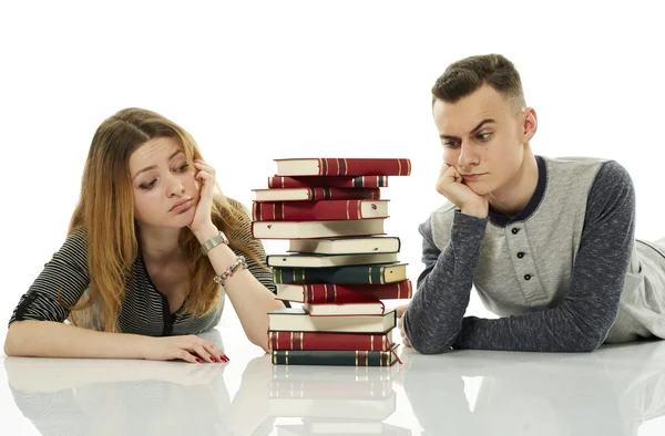 Studenti spolu dělají domácí úkoly — Stock fotografie