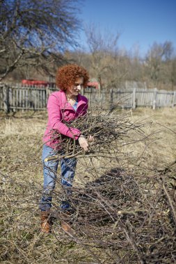 Çiftçi kadın meyve Temizleme