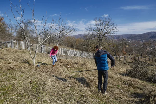 Família de agricultores limpeza de primavera — Fotografia de Stock