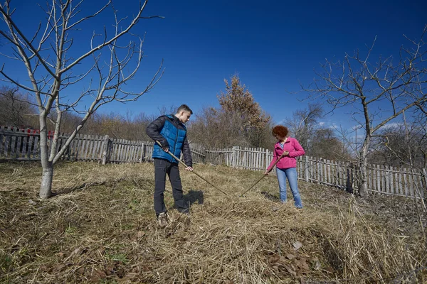 Family of farmers spring cleaning — Stock Photo, Image