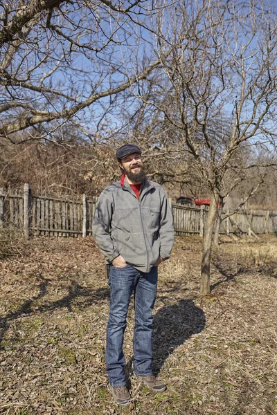 Heureux agriculteur dans un verger — Photo