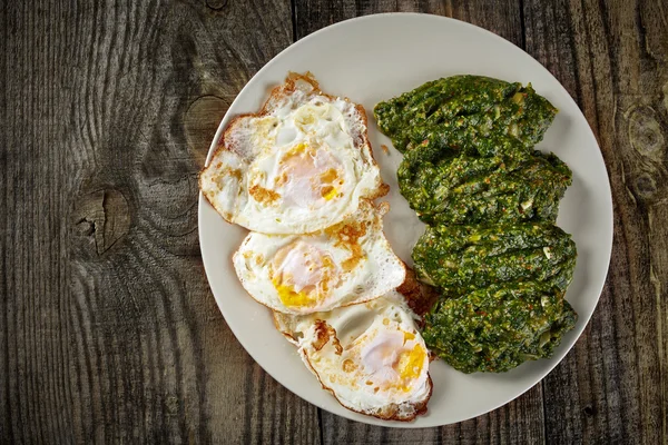 Yumurta ve ısırgan otu lapası — Stok fotoğraf