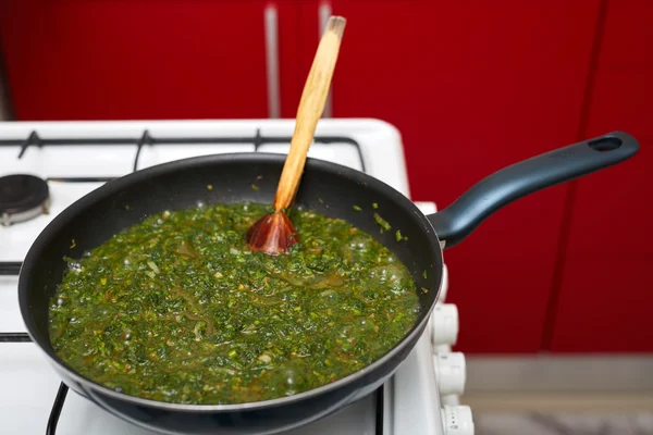 Voorbereiding van de brandnetel crème — Stockfoto