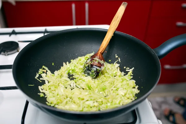 In een wok pan gecarameliseerde uien — Stockfoto