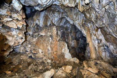 güzel speleothems olan eski mağara
