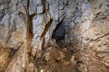 güzel speleothems olan eski mağara