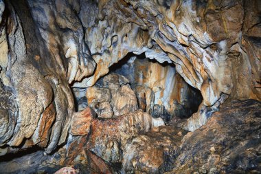 güzel speleothems olan eski mağara