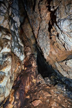 güzel speleothems olan eski mağara