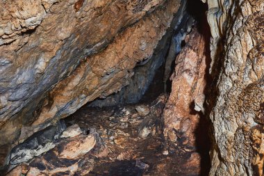 güzel speleothems olan eski mağara