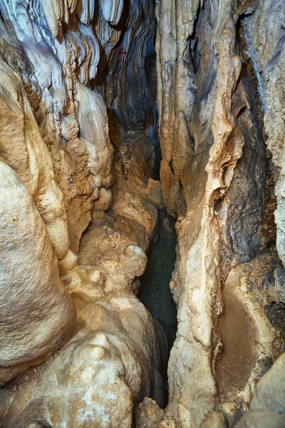 Vecchia grotta con bellissimi speleotemi — Foto Stock