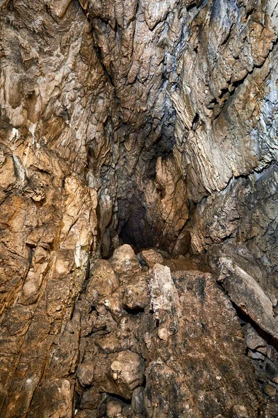 Vecchia grotta con bellissimi speleotemi — Foto Stock
