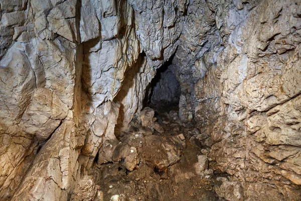 Caverna velha com espeleotemas bonitos — Fotografia de Stock