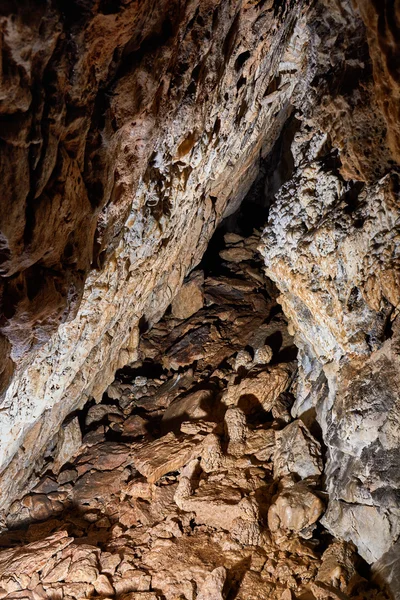 güzel speleothems olan eski mağara