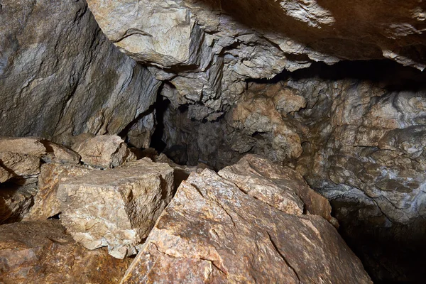 Стара печера з красивими спелеосистемами — стокове фото