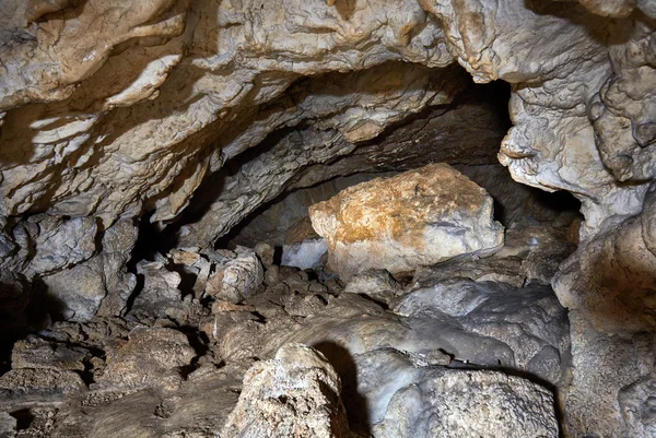 Vieja cueva con hermosas espeleotesis —  Fotos de Stock