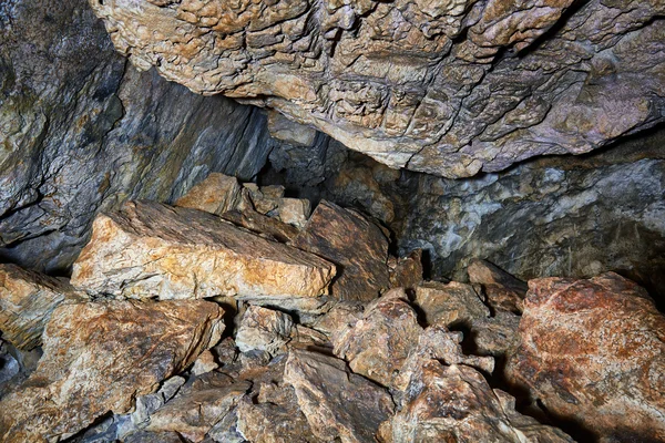 güzel speleothems olan eski mağara