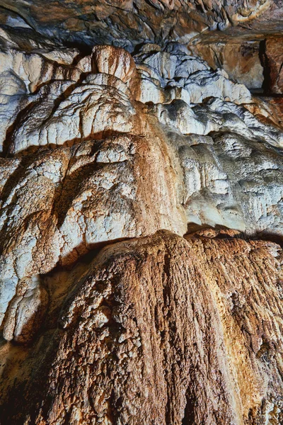Печера з красивими спелеосистемами — стокове фото